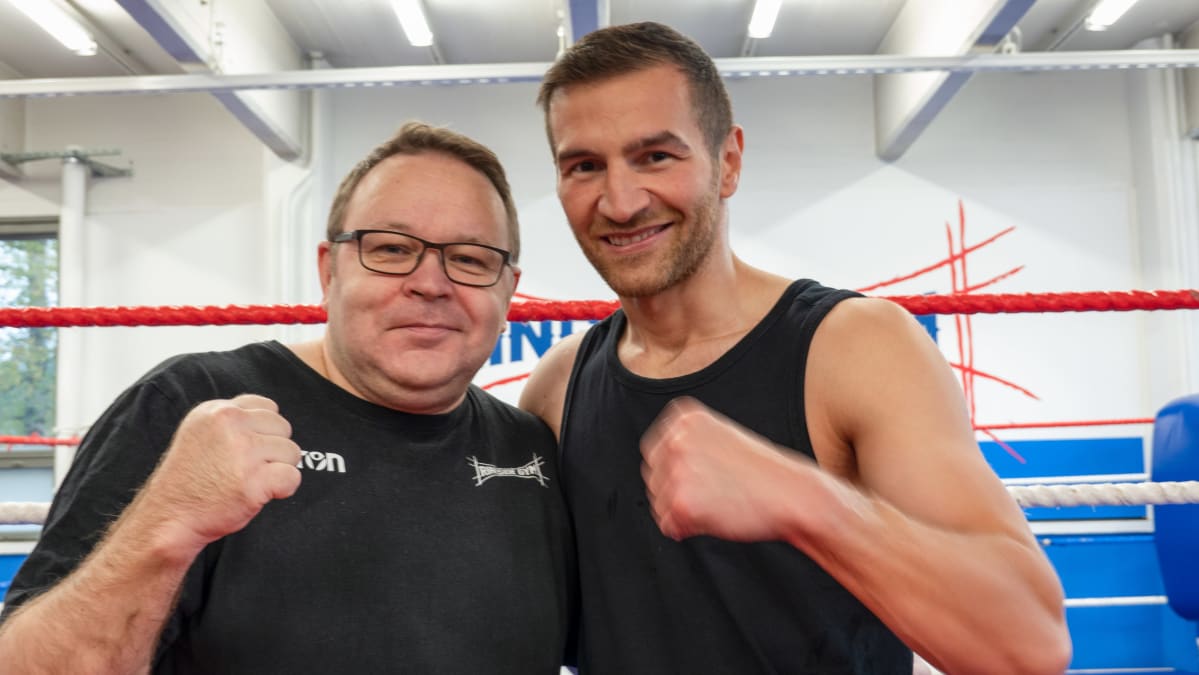 Kuvassa ovat nyrkkeilyvalmentaja Pekka Mäki ja nyrkkeilijä Edis Tatli