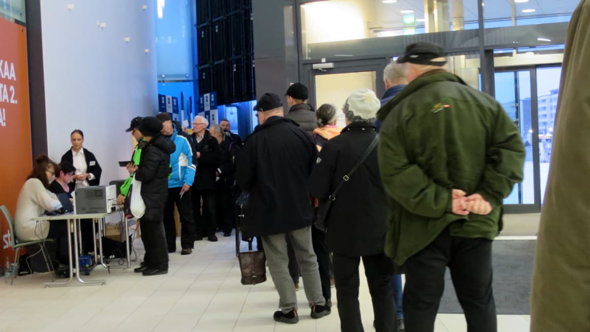 Miehiä ja naisia jonottavat äänestyspaikoille
