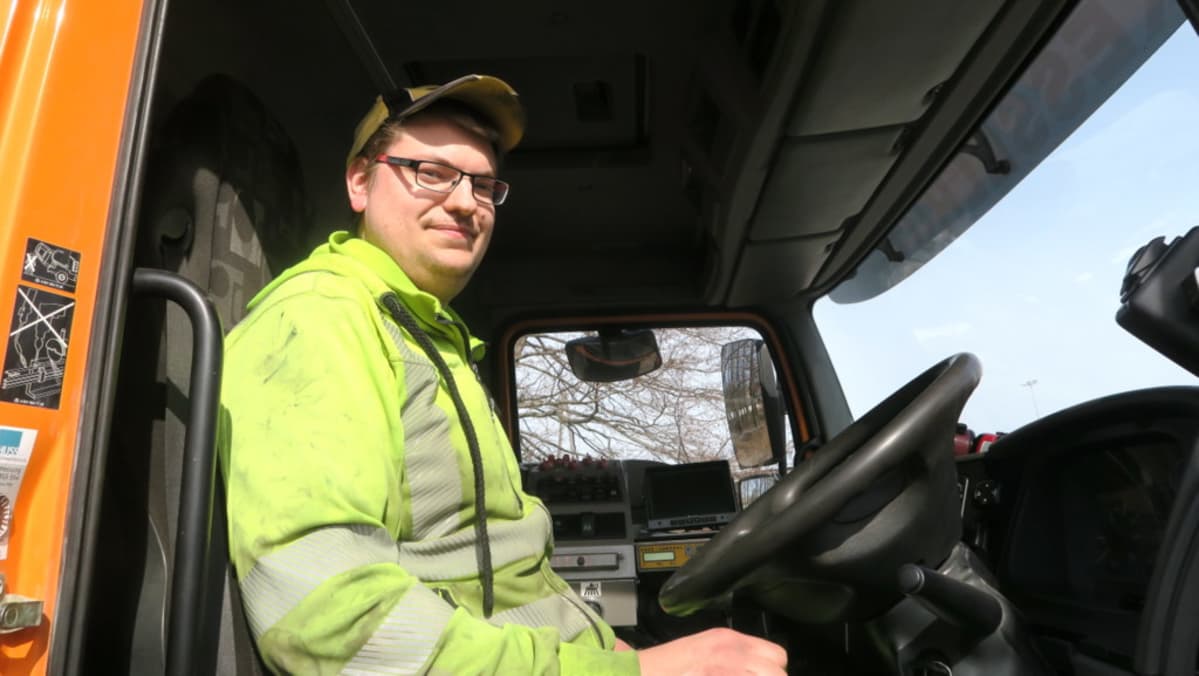Lakaisukoneen kuljettaja Tero Laine ohjaamossa