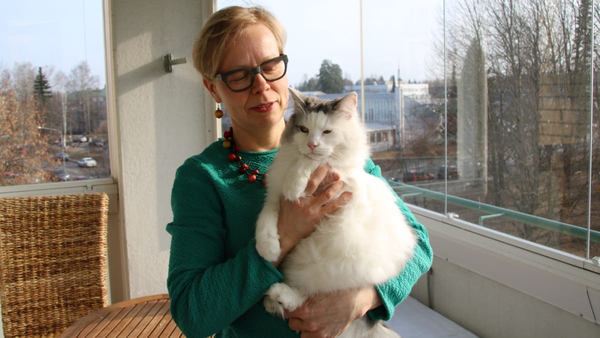 Päivi Seppänen sylissään Hemppa-kissa