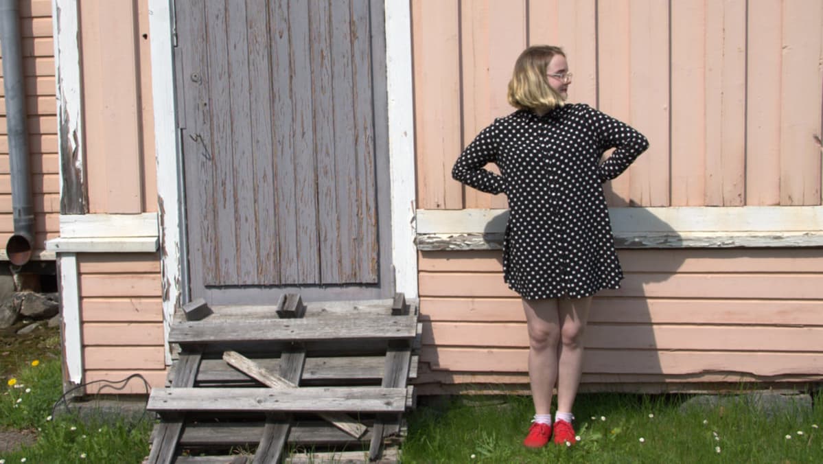 Ida Koskinen musiikkiopiston vanhanpuolen edessä