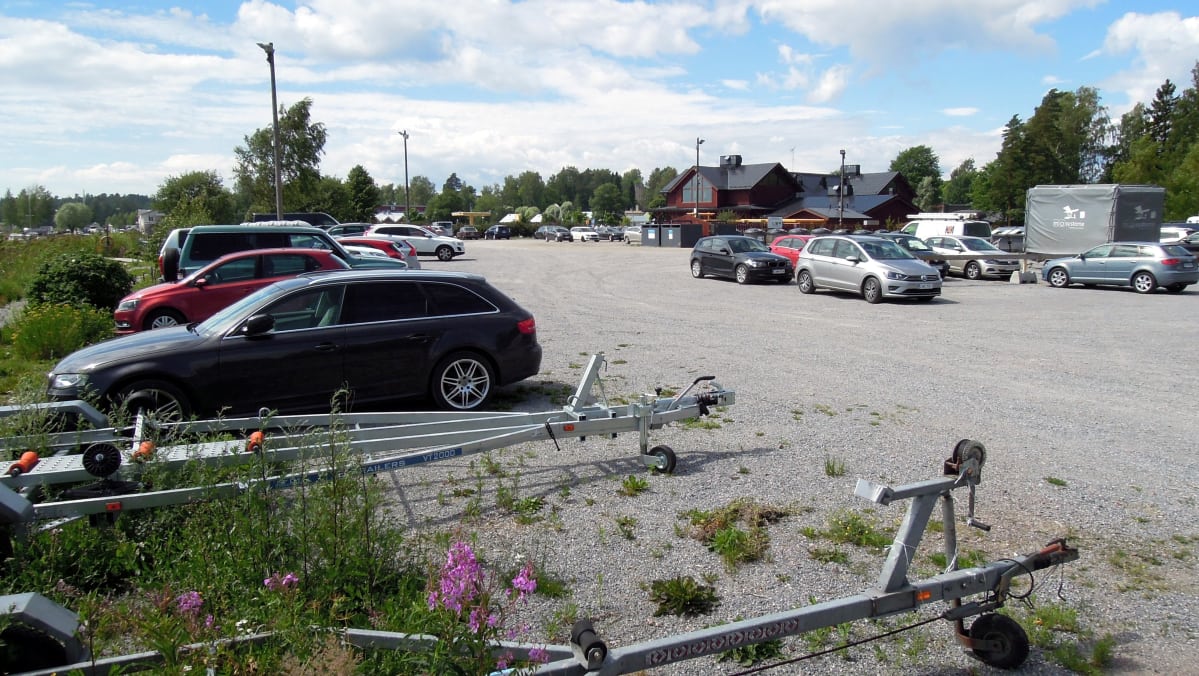 Uusi asuinalue sijoittuu kauppakeskuksen etelä- ja itäpuolelle.