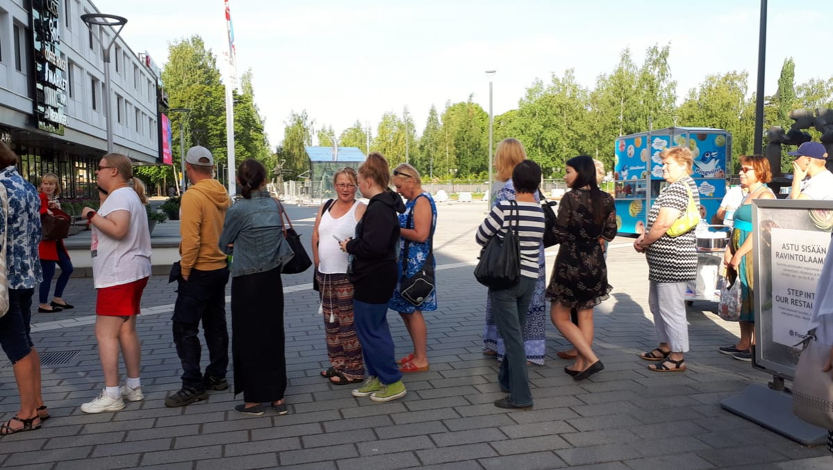 Ihmiset jonotavat muumimukeja Lappeenrannassa