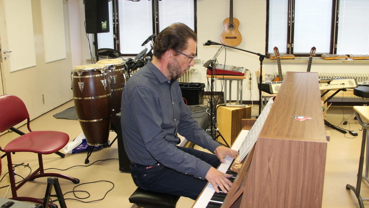 Antti Taipale soittaa pianoa