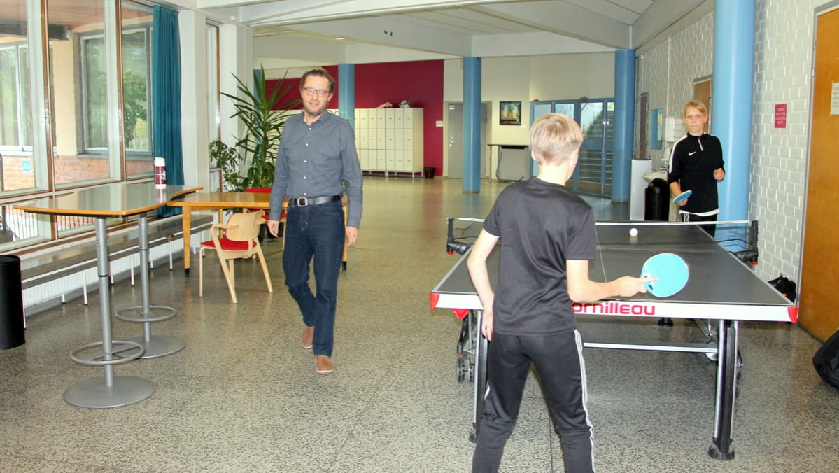 Antti Taipale kävelee koulun käytävällä