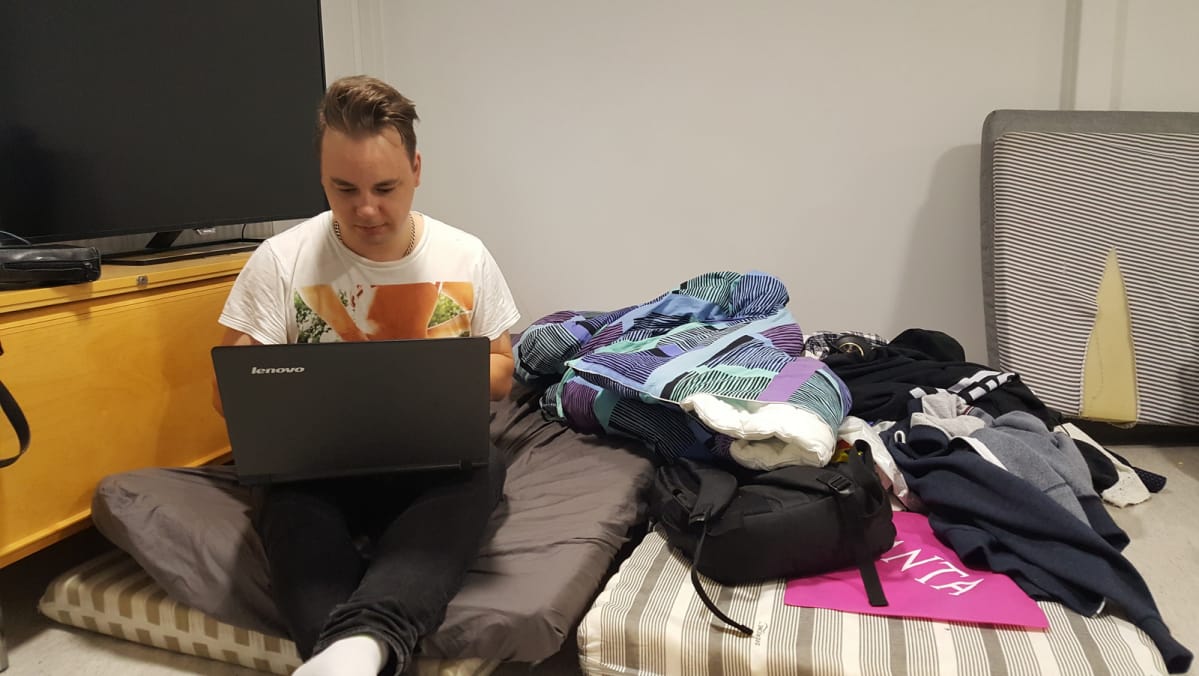 Toni Karinko tietokone sylissään