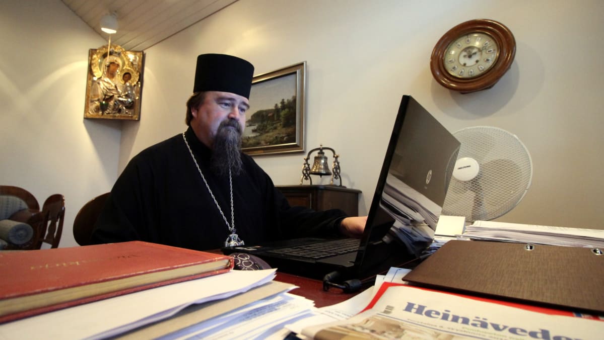Valamon luostarin johtaja arkkimandriitta Sergei työhuoneessaan.