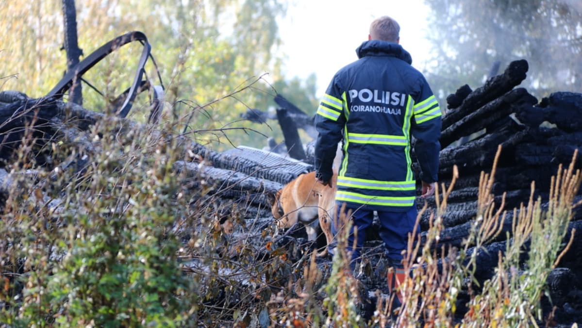 Poliisi tutkii palaneen kirkon raunioita.
