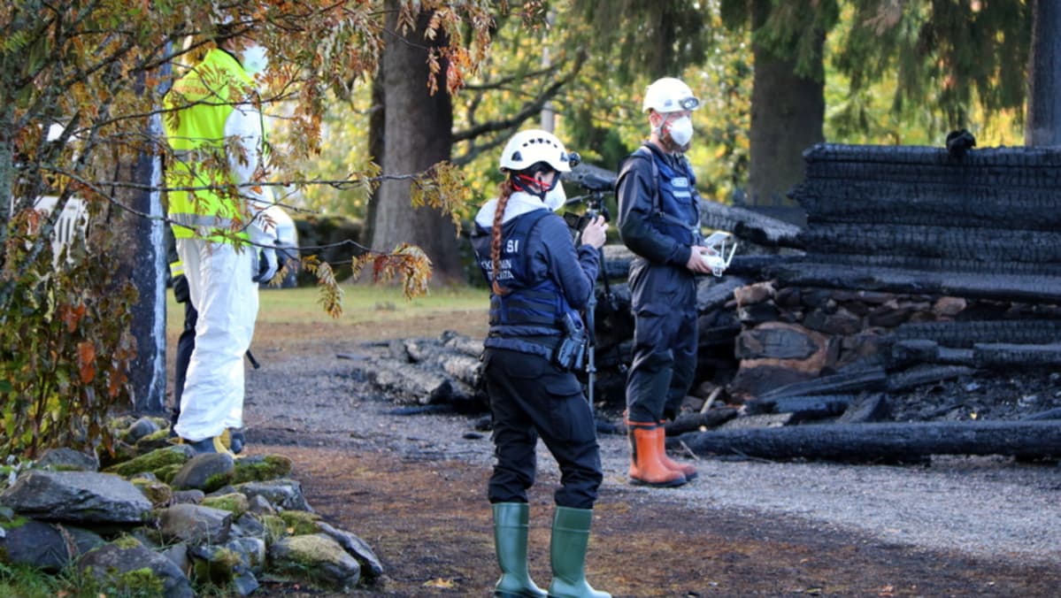 Poliisi tutkii palaneen kirkon raunioita.