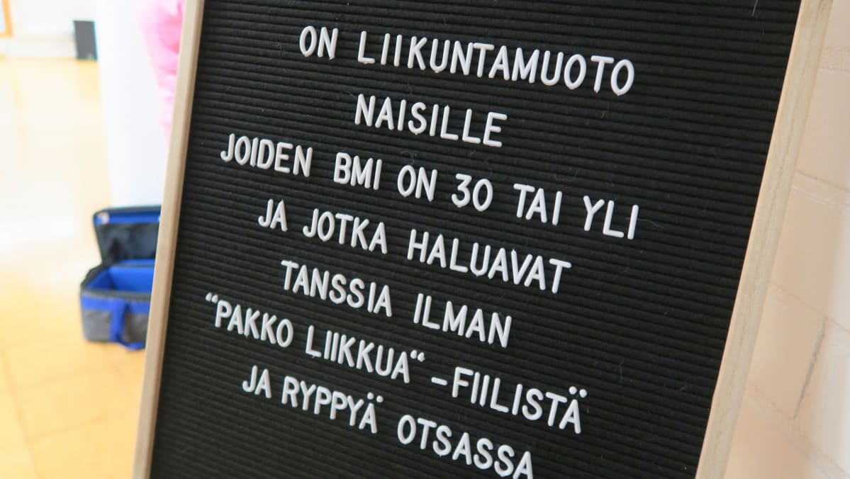 Kirjaintaulussa teksti: on liikuntamuoto naisille joiden BMI on 30 tai yli ja jotka haluavat tanssia ilman "pakko liikkua" -fiilistä ja ryppyä otsassa