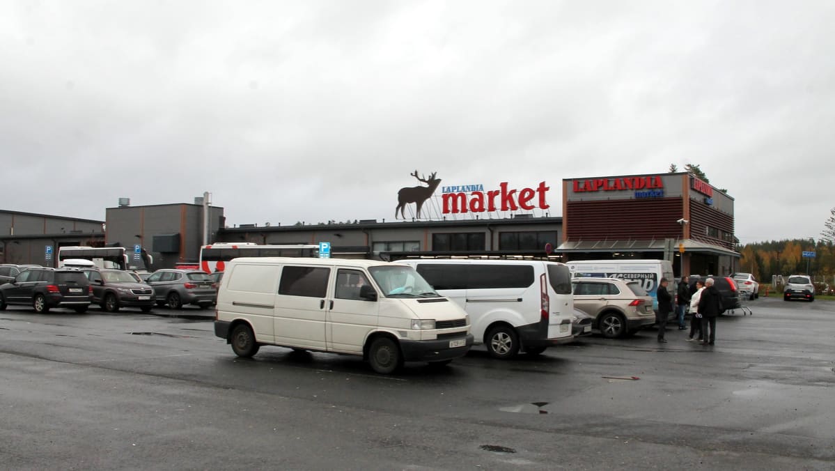 Laplandia-marketin edustalla autoja