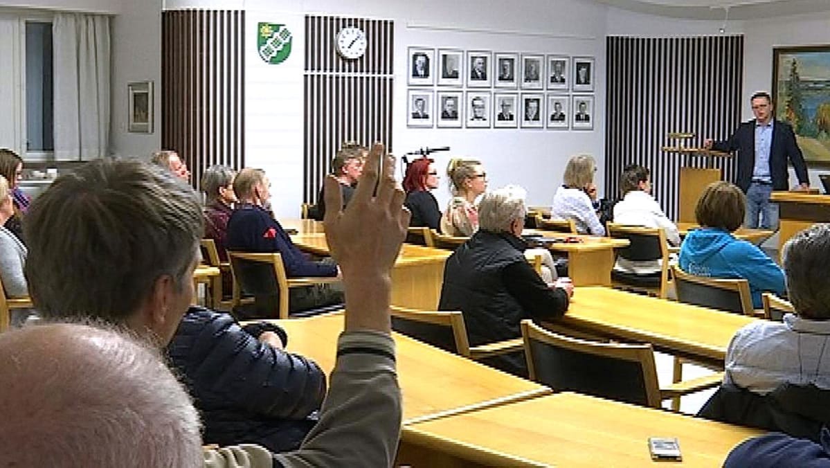 Yleisöä Heinäveden kaivostilaisuudessa