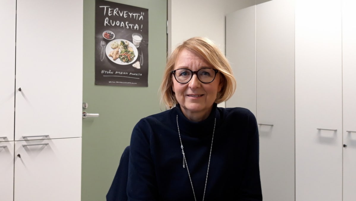Anne Tuovinen työhuoneessaan.