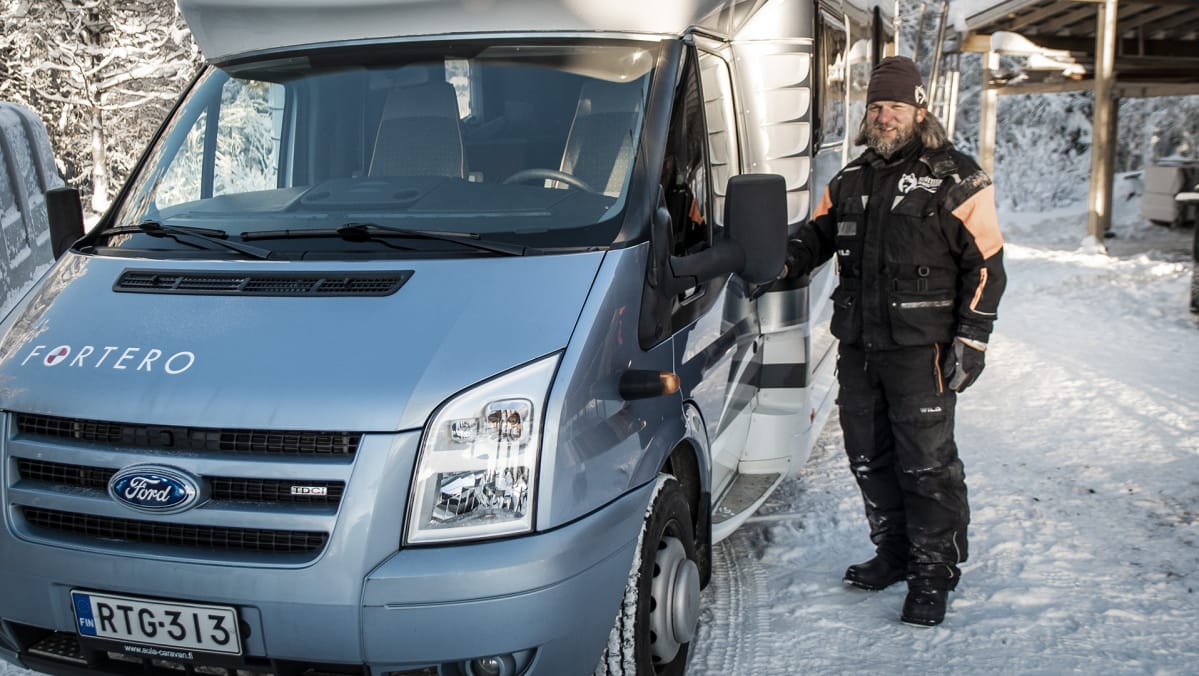 Husky-yrittäjä Janne Määttä ja matkailuauto