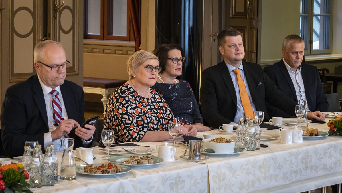Oulun asemanseudun kehittämishankkeen julkistivat torstaina Kyösti Oikarinen (vas.), Anu Vehviläinen, Päivi Laajala Mauri Sahi ja Jukka Weisell.