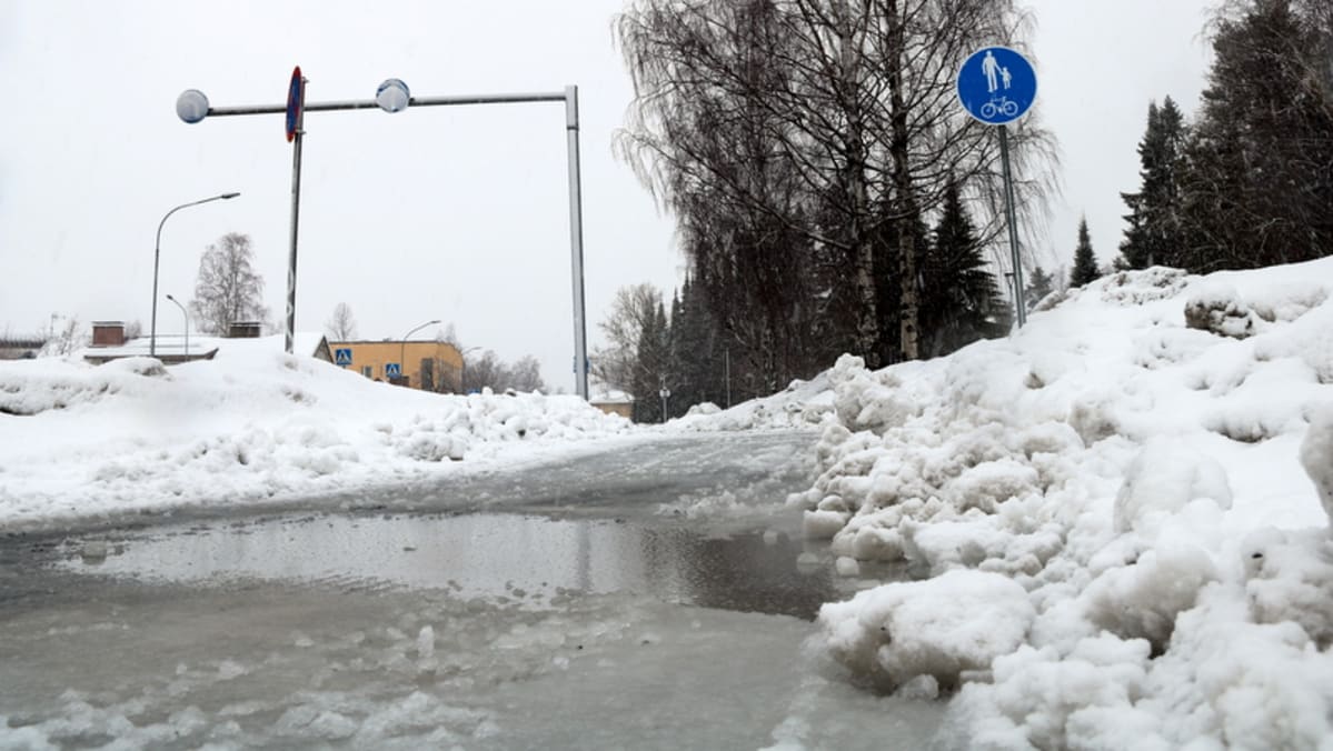 Vettä pyörätiellä.