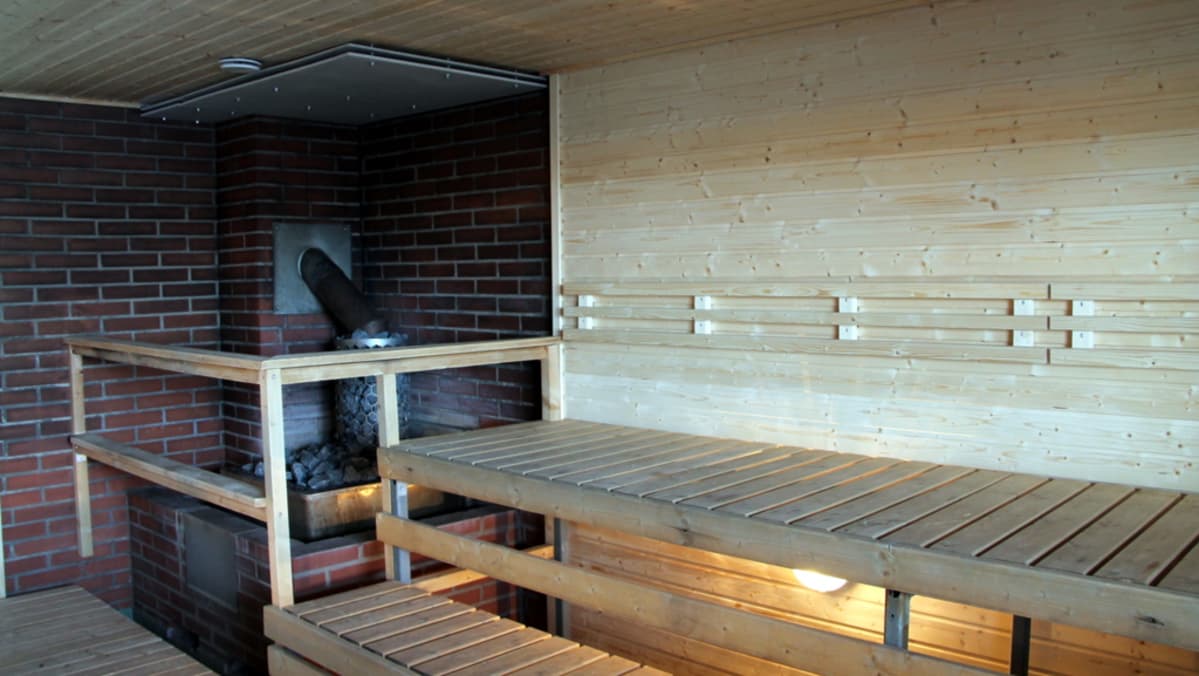 Mykllysaaren sauna on saanut uutta paneelia.