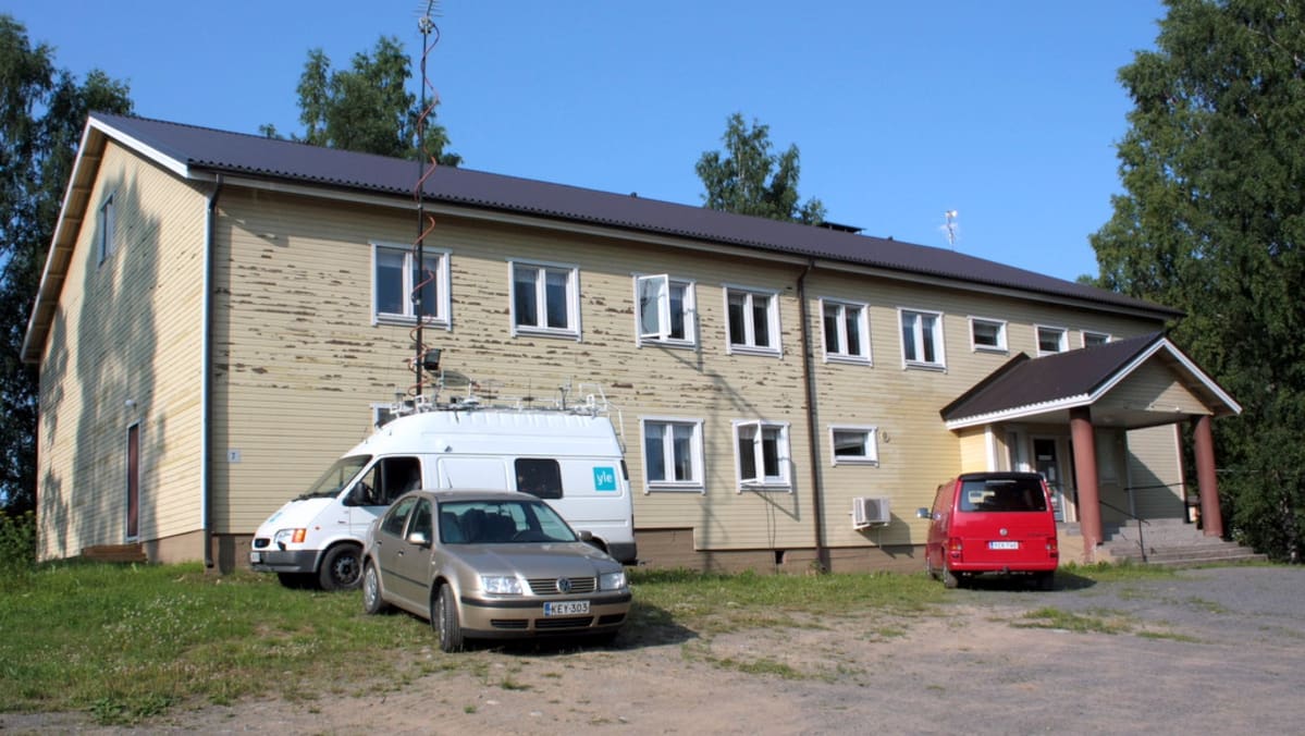 Puhoksen seurojentalo sijaitsee rinteessä keskellä kylää