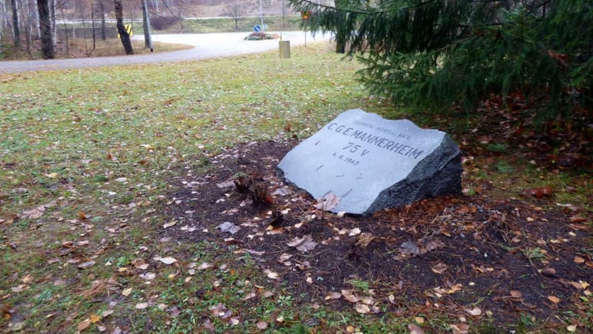 Hitlerin ja Mannerheimin tapaamisen muistoksi paljastettiin kivi syksyllä 1983. Se siirrettiin vuonna 1994 kuvassa olevaan nykyiseen paikkaan Imatran Kaukopäässä.