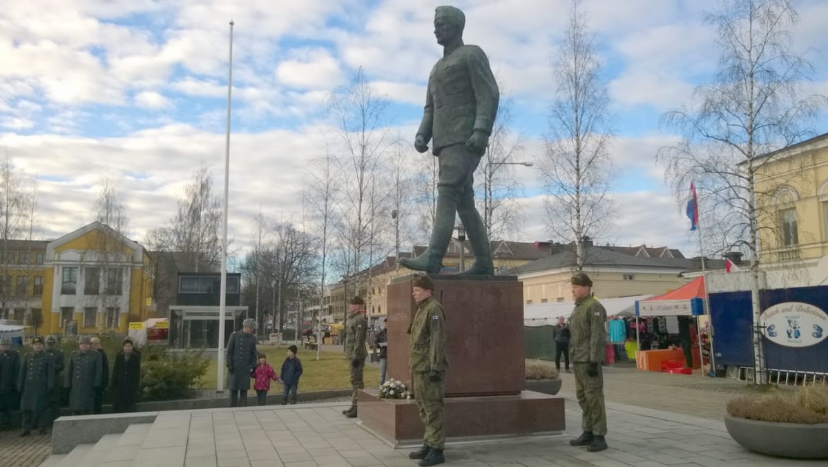 Kunniavartiosto on paikallaan Päämaja-patsaalla.