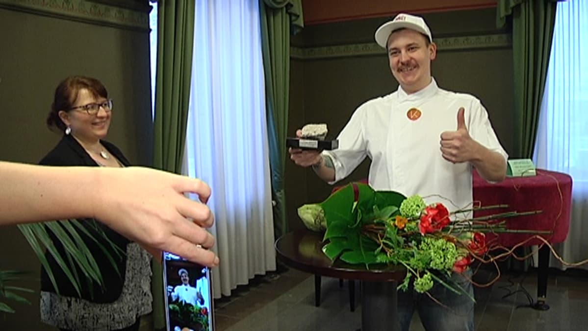 Ravintoloitsija Erik Mansikka juhlii valintaansa vuoden turkulaiseksi.