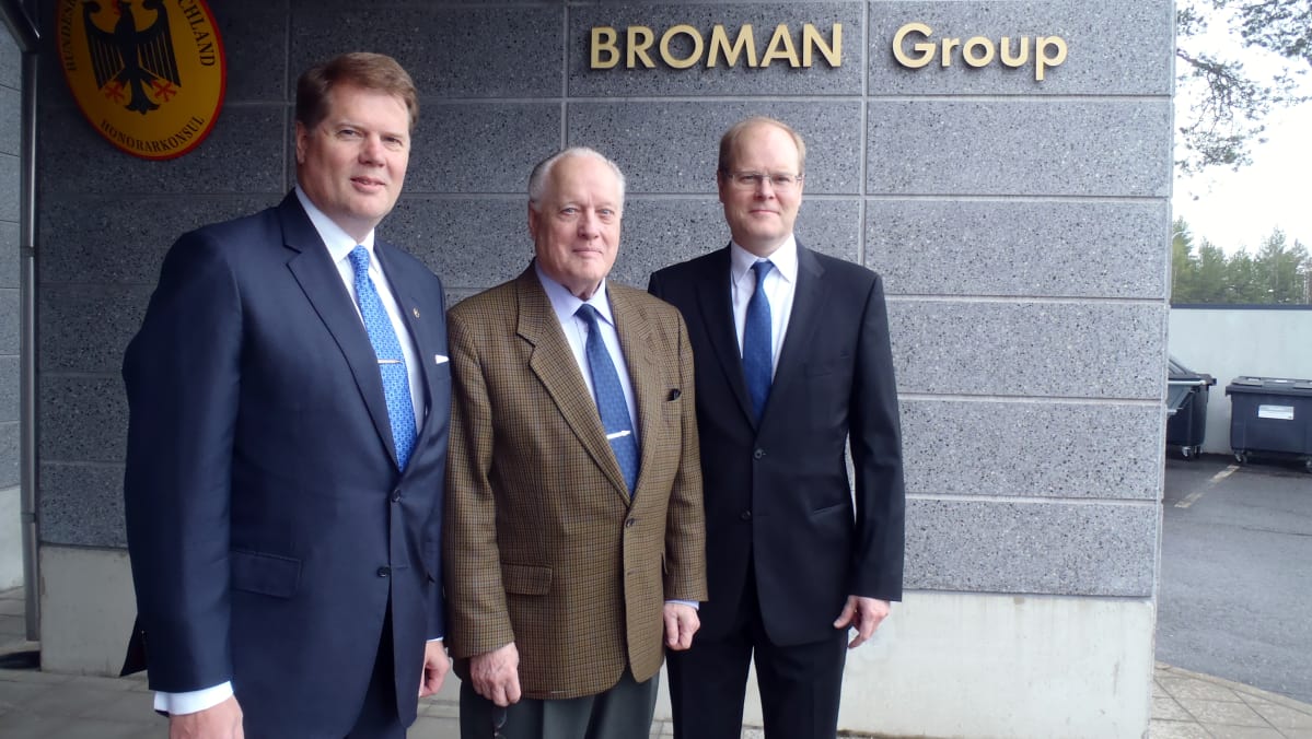 Broman Groupin toimitusjohtaja Harri Broman (vas.), kauppaneuvos Väinö H. Broman ja hallituksen puheenjohtaja Eero Broman.