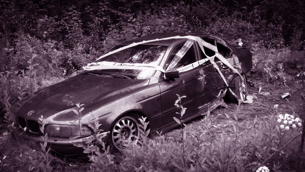 Ulosajossa kolaroitu auto.