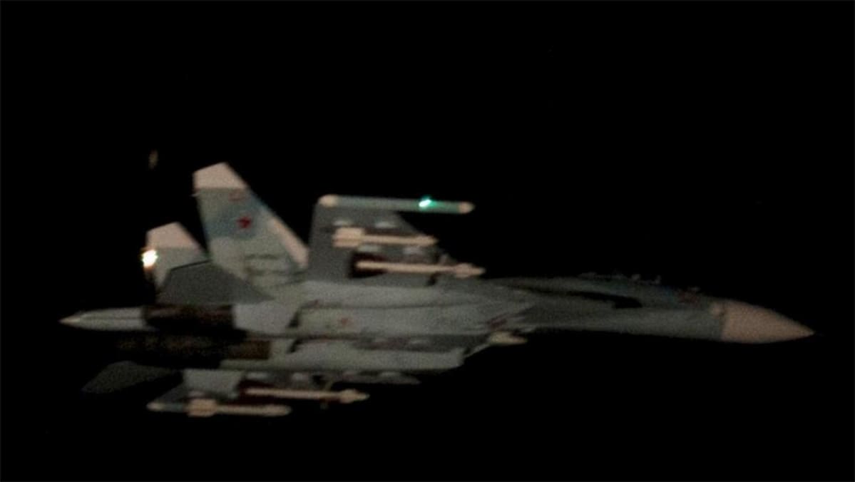 Ilmavoimat julkaisi Twitterissä kuvan ilmatilaa loukanneeksi epäillystä SU-27-hävittäjästä.