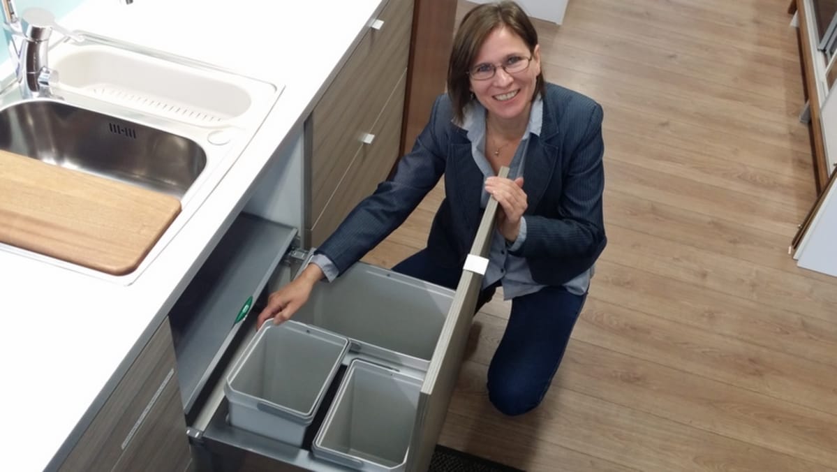 Tuija Tiihonen esittelee uuden keittiön jätteidenlajitteluratkaisuja