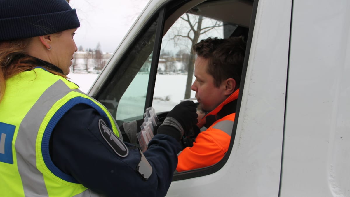 Poliisi puhalluttaa autoilijaa