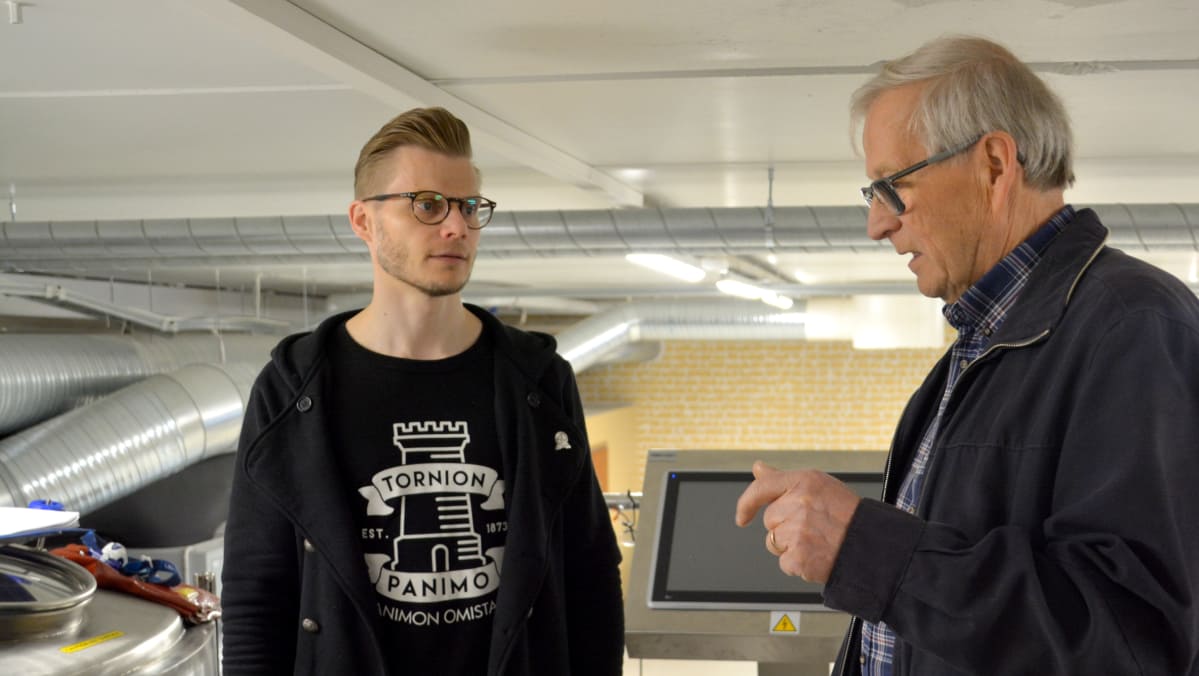 Tornion Panimossa neuvottelut panimonjohtajan ja Leo Andelinin kesken.