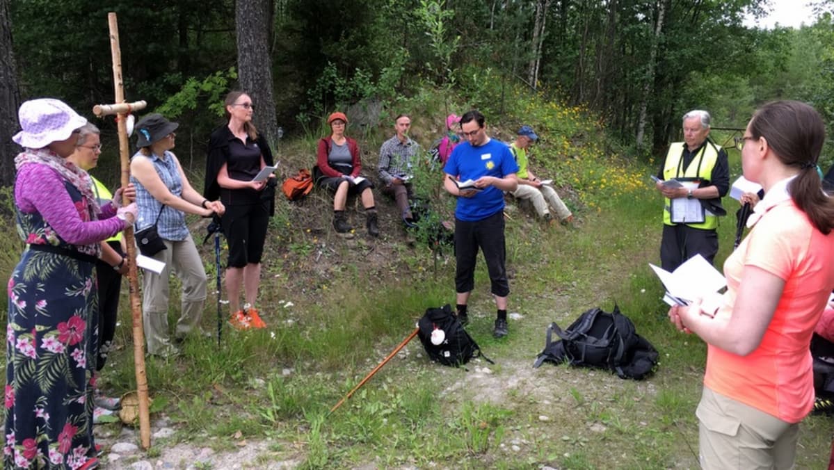 Ihmiset pitävät hartaushetken.