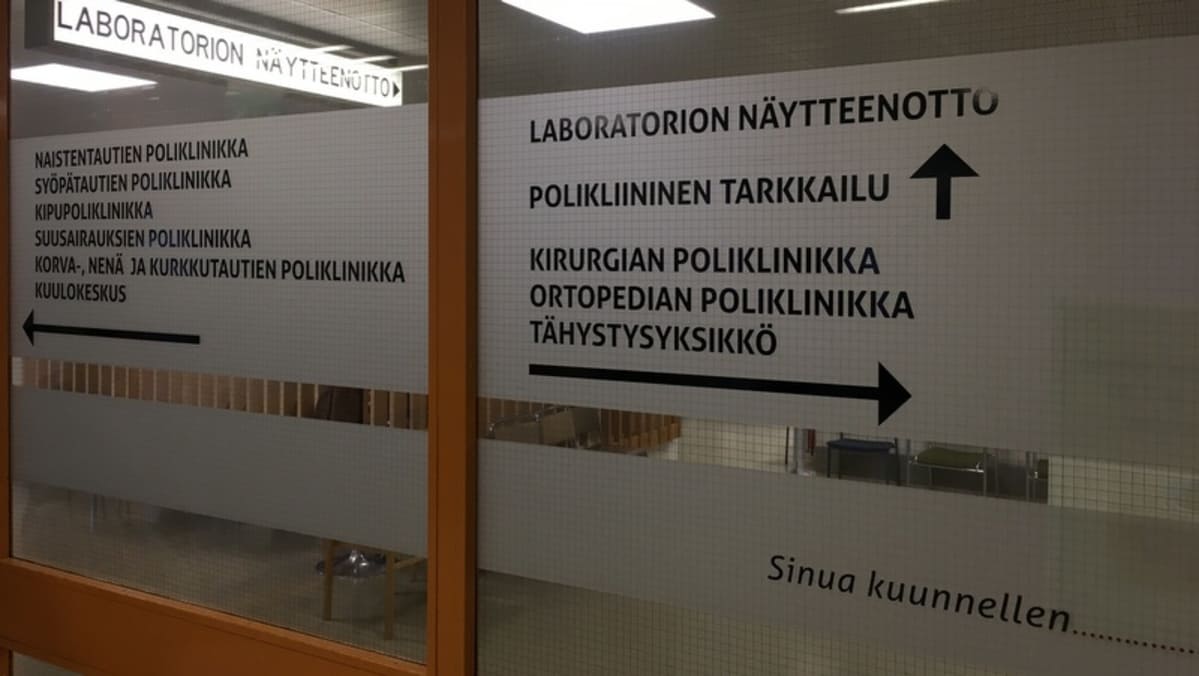 Sairaalan sisäovi.