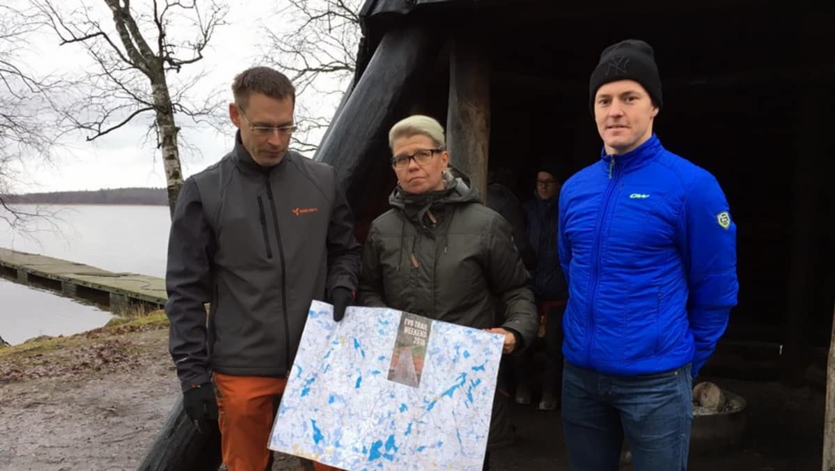 Ihmisiä nuotiopaikalla.