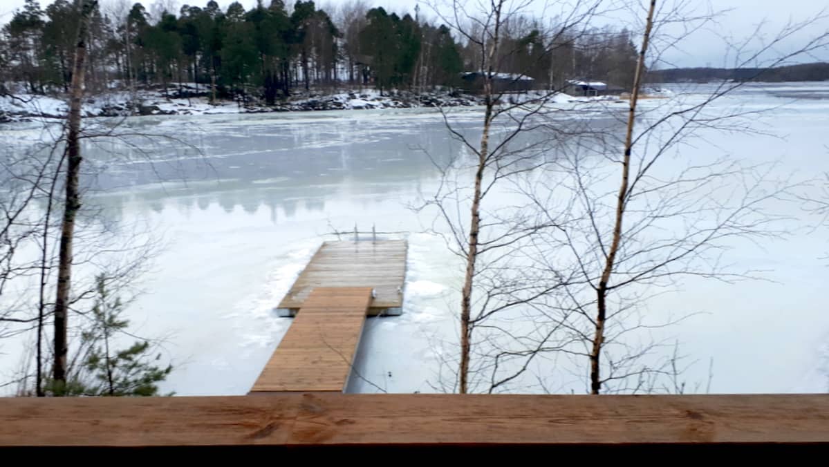 Rantasaunan terassilta näkyy Myllysaareen