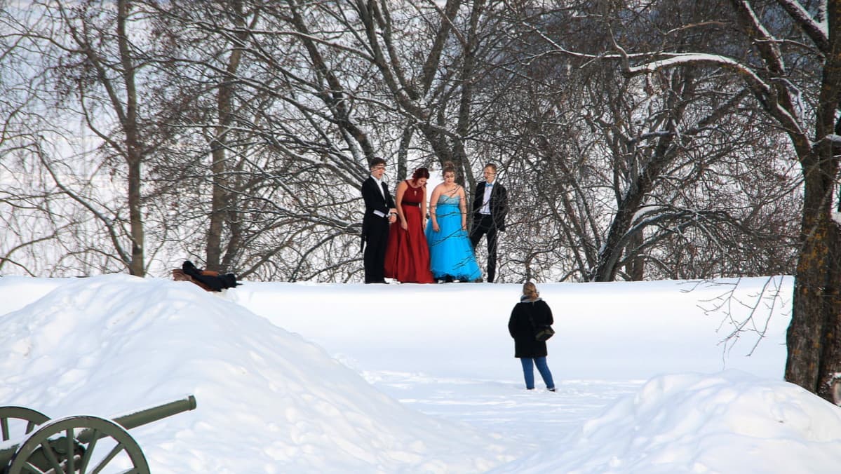 Vanhojen päivien juhlijoita Linnoituksessa