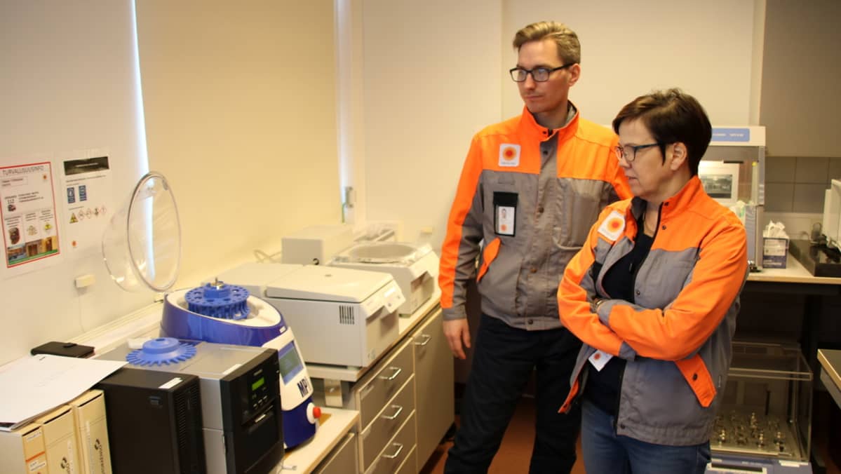 Tutkija Kalle Riihinen ja vanhempi tutkija Kirsi Partti-Pellinen Stora Enson DNA-laboratoriossa.