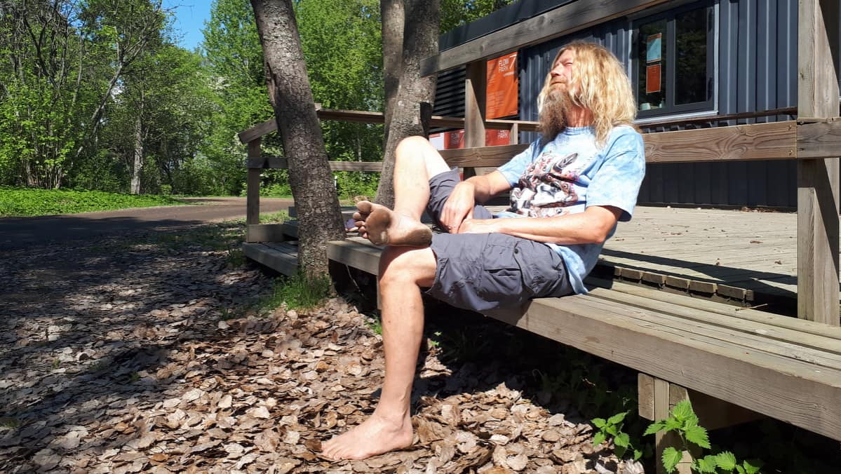 Roi Ronkainen esittelee jalkapohjiaan
