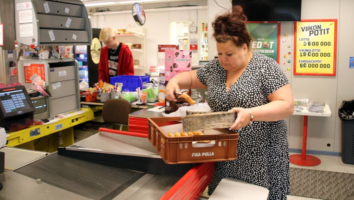 Mirva Venäläinen asettelee leivonnaisia esille