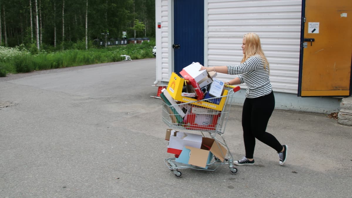 Mirva venäläinen vie pahveja keräykseen.