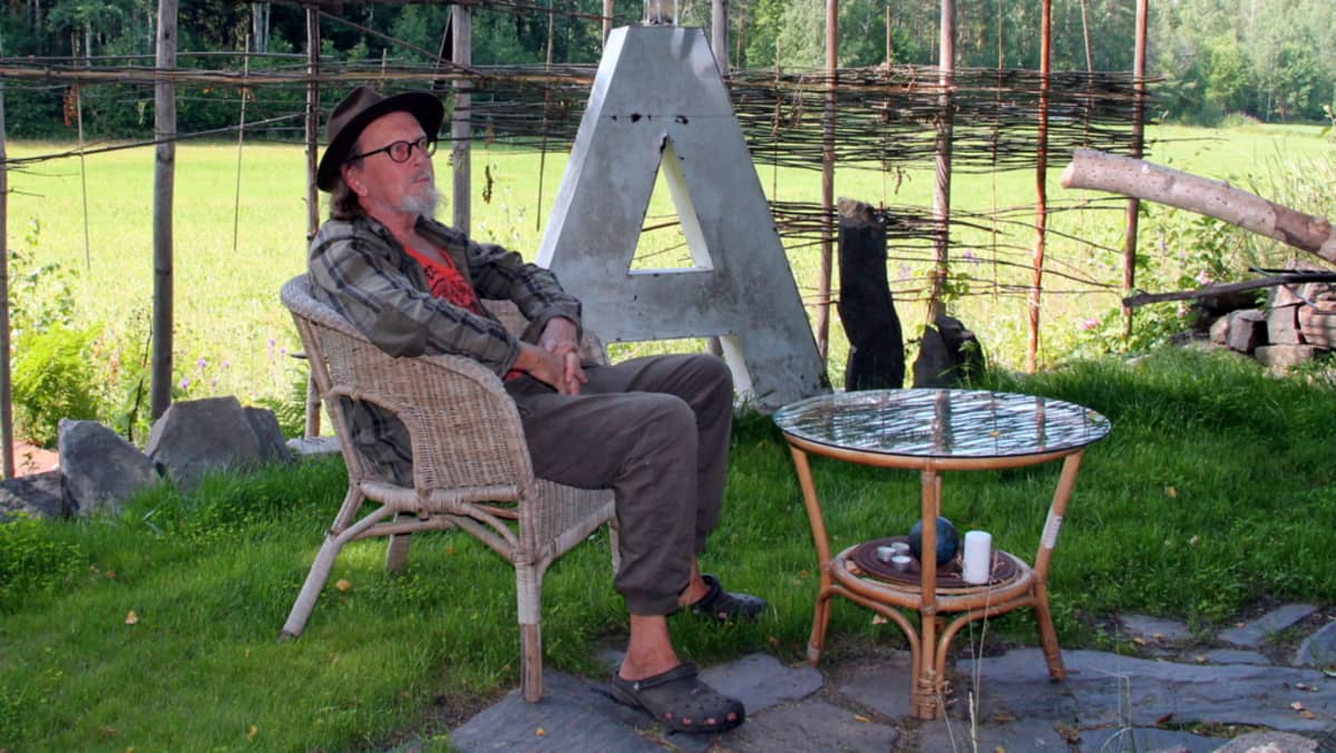 Taipalsaarelainen teatterilavastaja ja graafikko Mikko Kurenniemi.