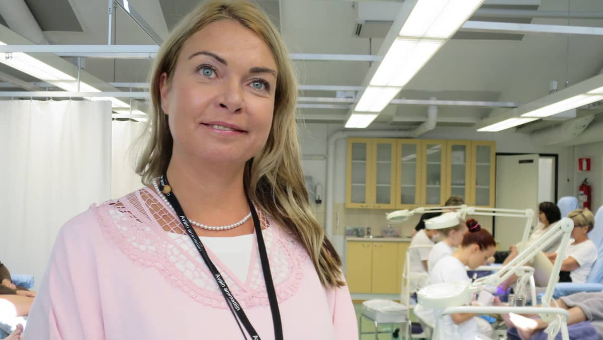 Vaalea nainen kosmetologikoulutuksen luokassa