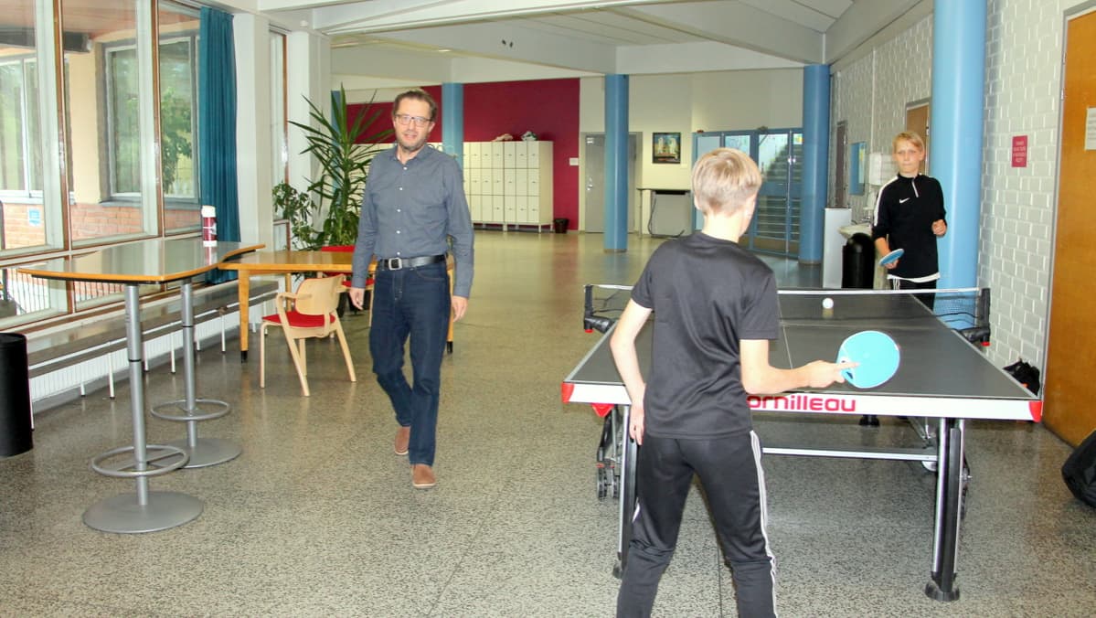 Antti Taipale kävelee koulun käytävällä