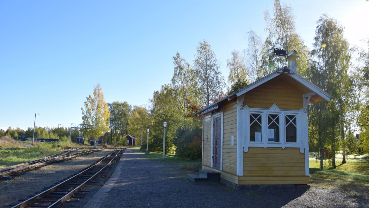 Humppilan asemarakennus museorautatien varrella