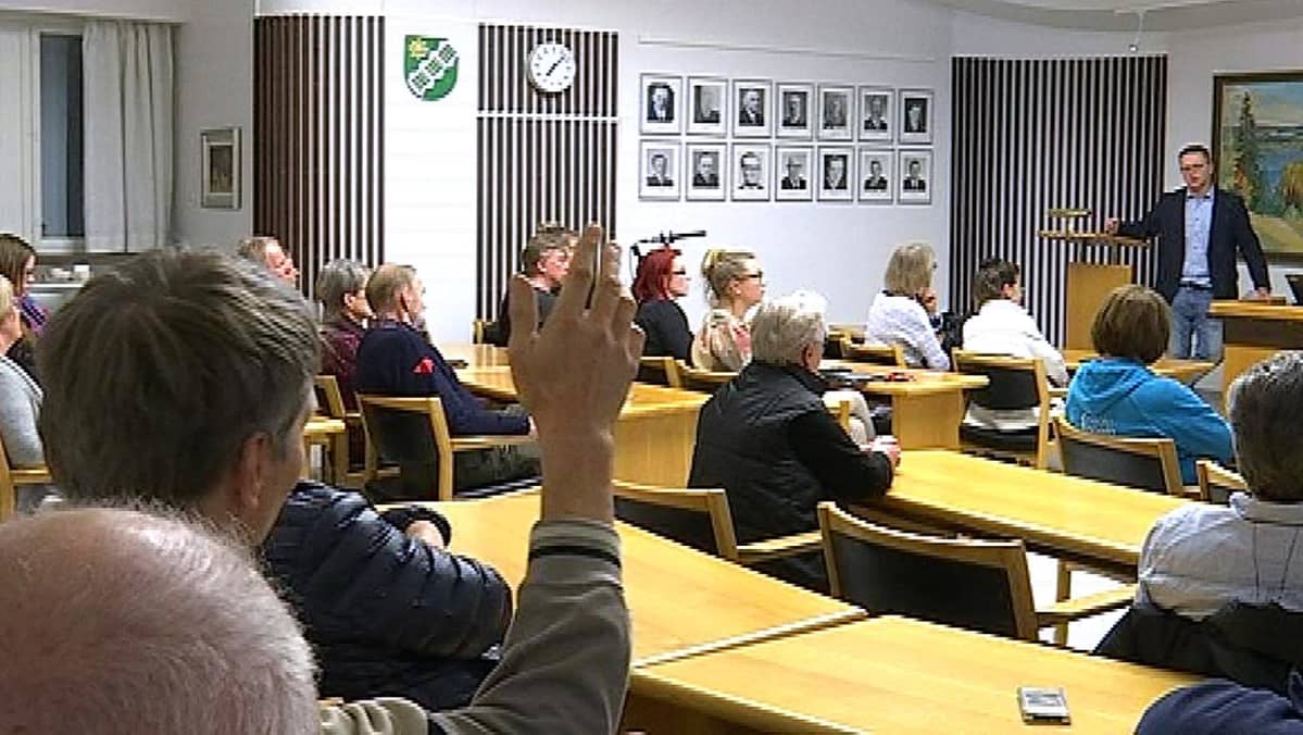 Yleisöä Heinäveden kaivostilaisuudessa
