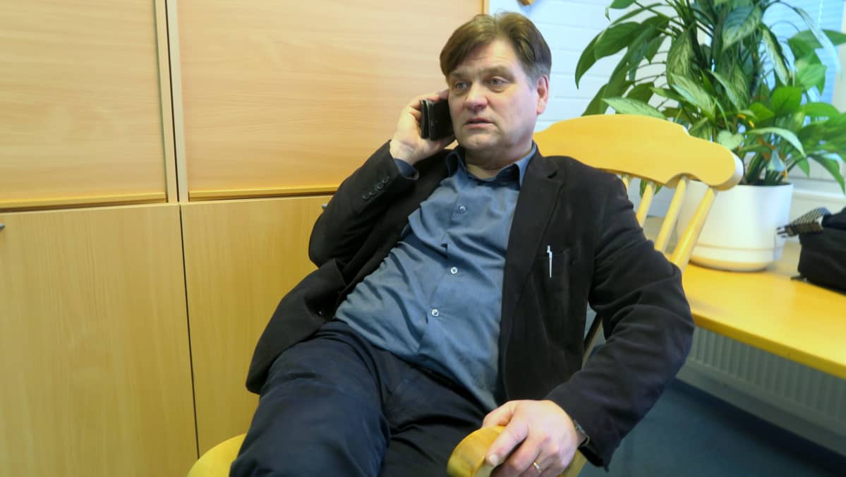 Rehtori Reijo Järvinen puhuu kännykkään