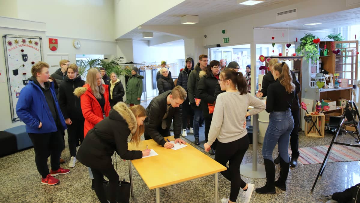 Kuntalaisaloitteen allekirjoittajia Hattulan kirjastossa