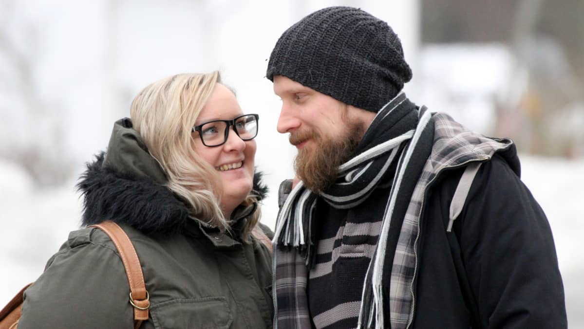 Tanja Rongas ja Tomppa Ojava seisovat lähekkäin ja katsovat toisiaan silmiin.