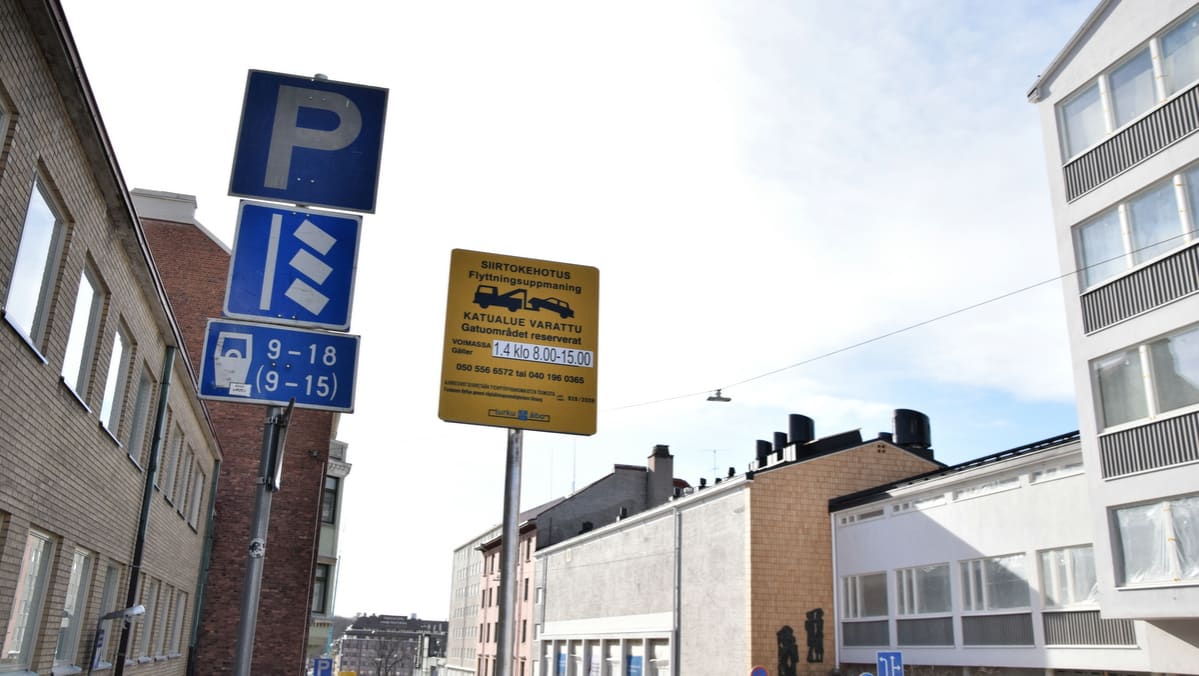 Siirtokehotuskyltti Turun keskustassa 29.3.2019.JPG