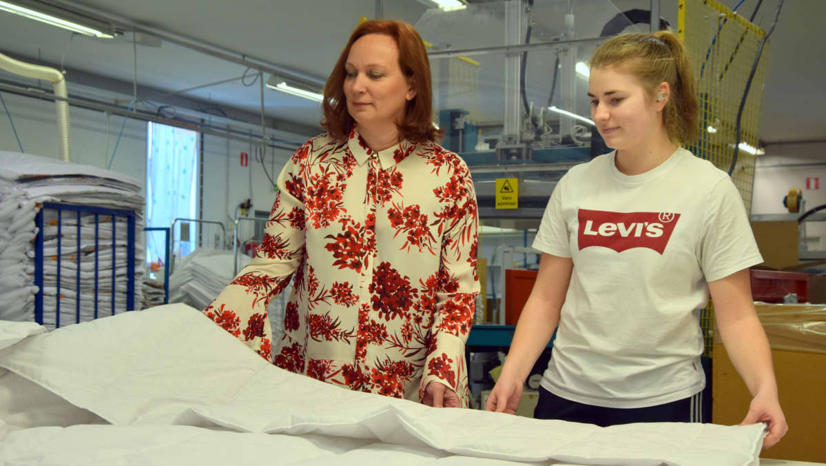 Usein työ ja harrastus limittyvät. Tehtaan pakkaamossa harjoittelussa työskentelevän Essi Vaanin isä on VPK:lainen.